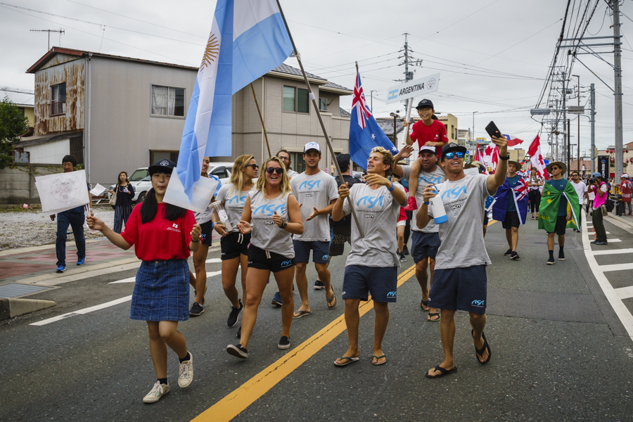 Cerimônia de abertura do UR ISA World Surfing Games 2018, Long Beach, Tahara, Japão.