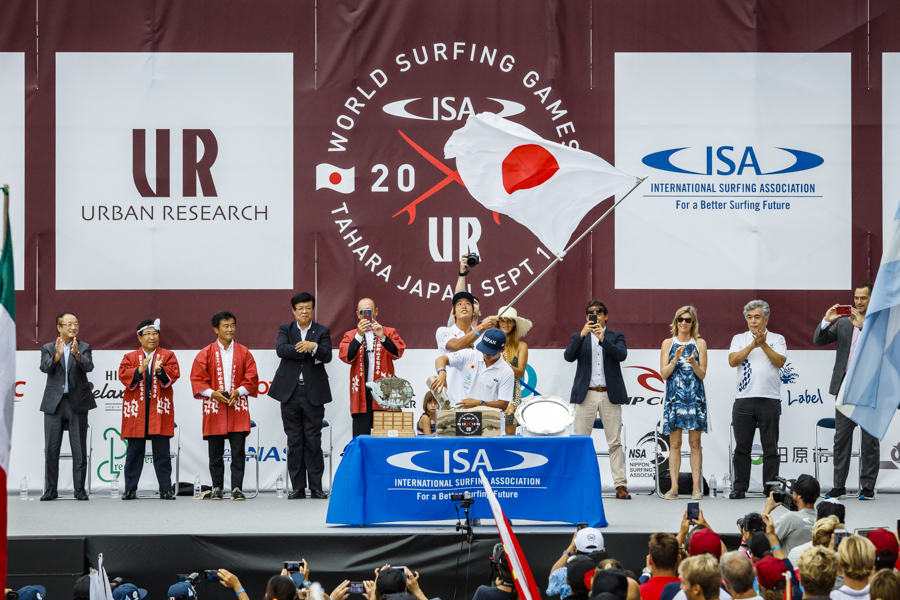 Cerimônia de abertura do UR ISA World Surfing Games 2018, Long Beach, Tahara, Japão.