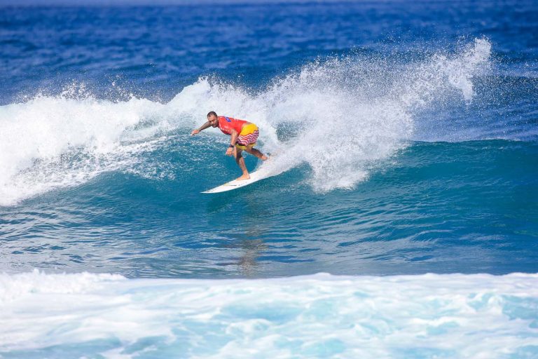 Familiares de Sunny Garcia afirmam que ele está sendo mantido afastado da família pela ex-namorada.