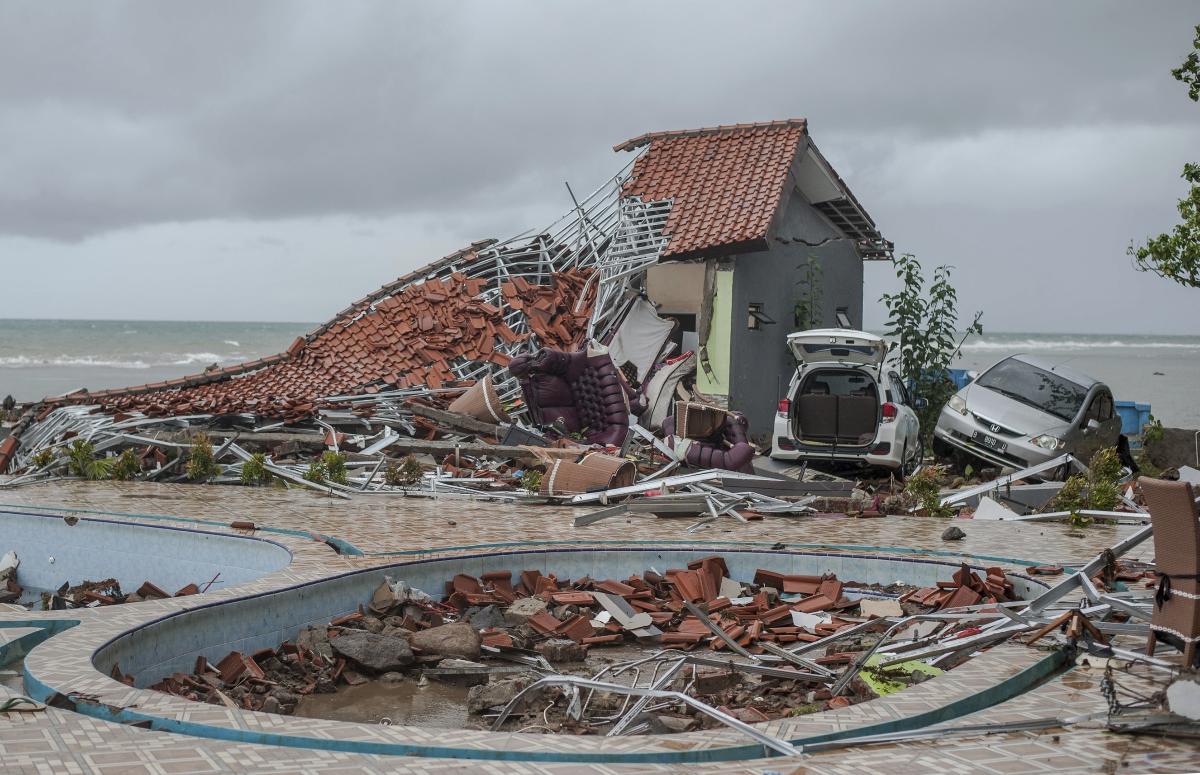 Tsunami deixa seu rastro na praia de Carita, província de Banten, Indonésia.