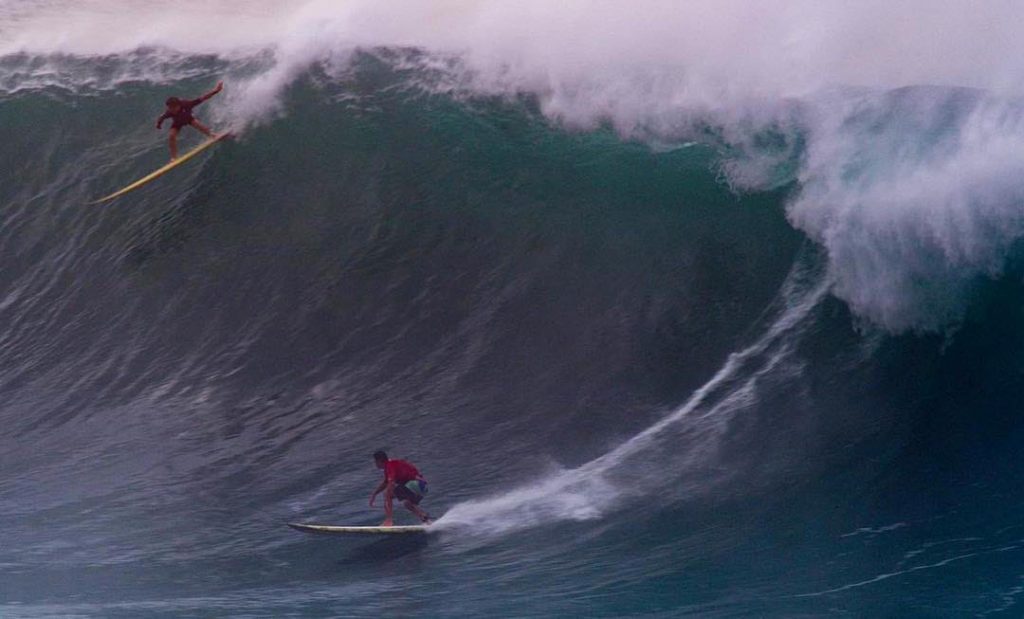 Leo Casal e Ezra Sitt Waimea Bay, North Shore de Oahu, Havaí.