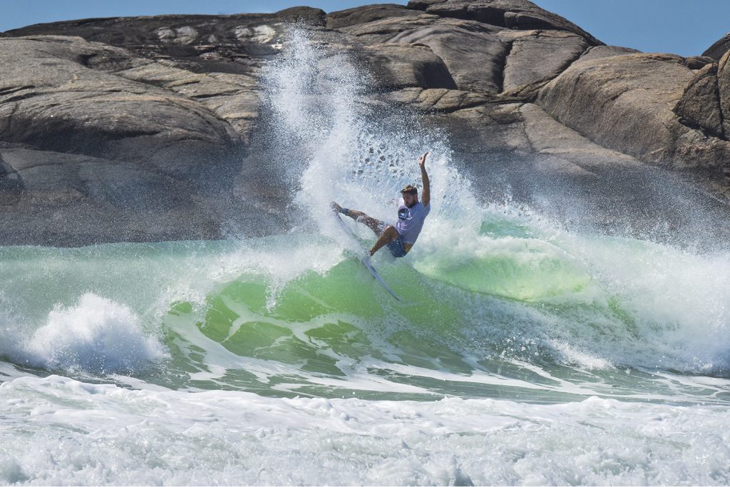 Alejo Muniz assina o novo modelo Fênix, da SRS Surfboards