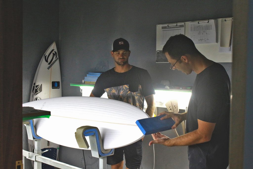 Alejo Muniz assina o novo modelo Fênix, da SRS Surfboards