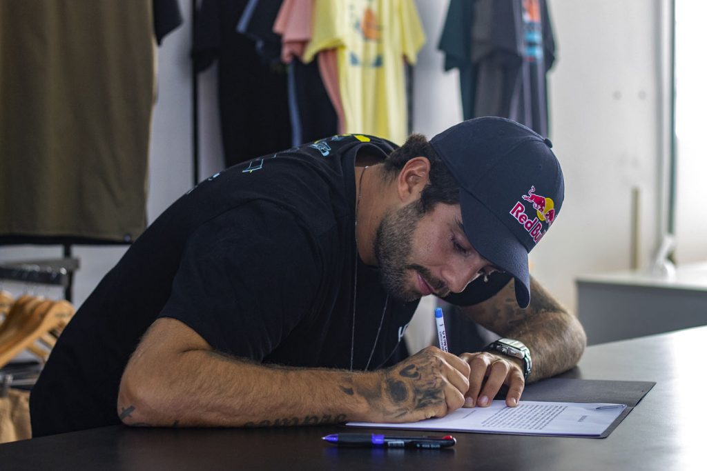 Pedro Scooby assina coleção da Hurley
