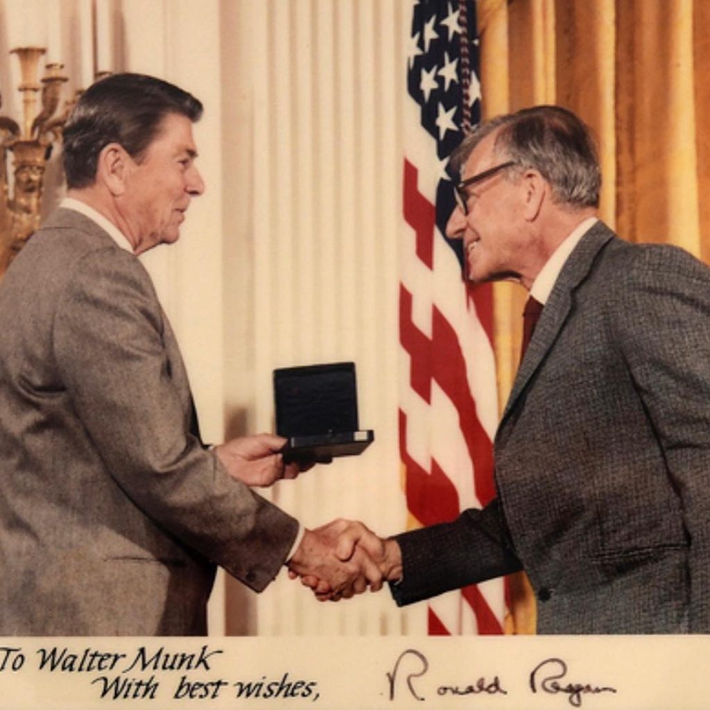 Pai dos atuais modelos de previsão de ondas, Dr. Walter Munk falece aos 101 anos de idade.