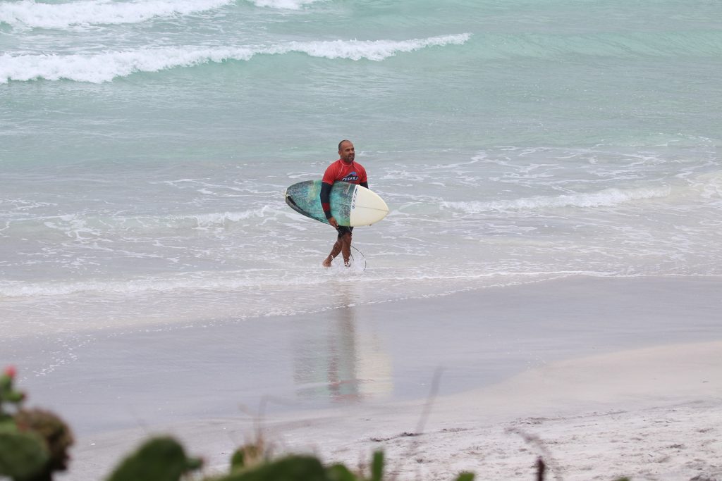 Victor Ribas conduz as visitas ao Espaço Surfe em Cabo Frio.