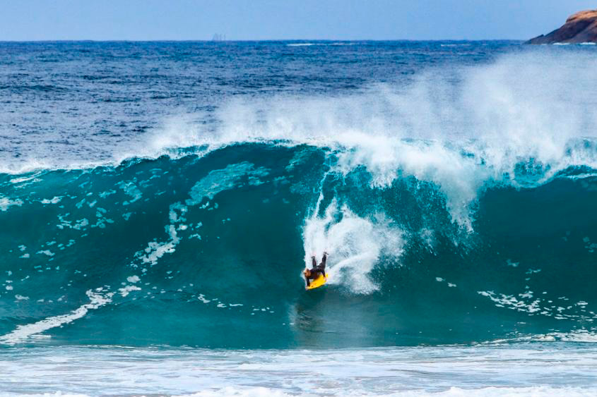 Eric Posseidon mostra o power da onda de São Conrado (RJ), sede da primeira etapa do Circuito Brasileiro de Bodyboard.