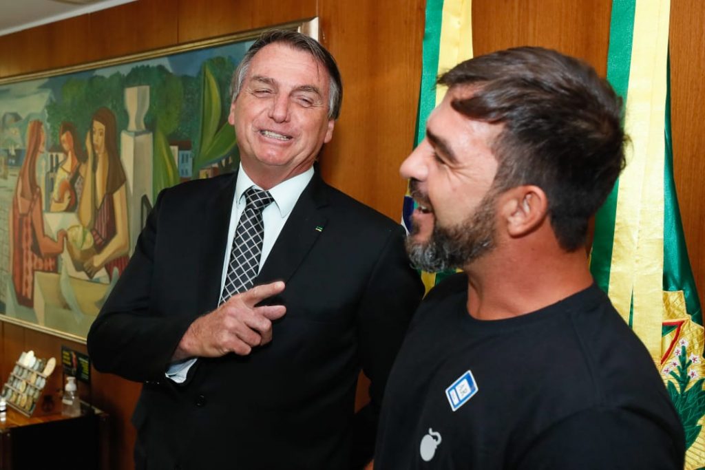 Presidente da República Jair Bolsonaro recebe Rodrigo Koxa em Brasília, atual detentor do recorde mundial da maior onda já surfada na história, pelo Guinness World Records.