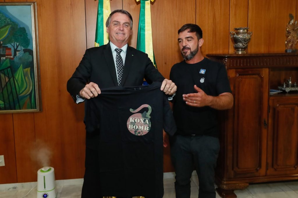 Presidente da República Jair Bolsonaro recebe Rodrigo Koxa em Brasília, atual detentor do recorde mundial da maior onda já surfada na história, pelo Guinness World Records.