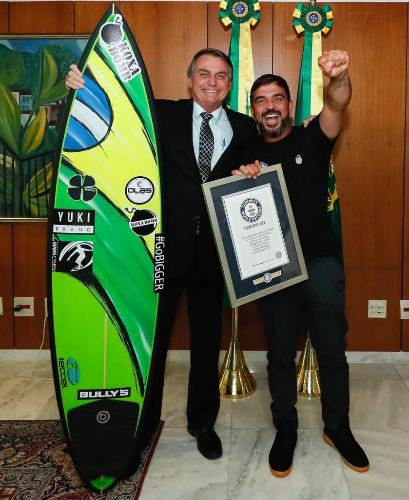 Presidente da República Jair Bolsonaro recebe Rodrigo Koxa em Brasília, atual detentor do recorde mundial da maior onda já surfada na história, pelo Guinness World Records.