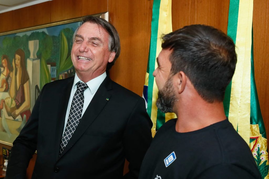 Presidente da República Jair Bolsonaro recebe Rodrigo Koxa em Brasília, atual detentor do recorde mundial da maior onda já surfada na história, pelo Guinness World Records.