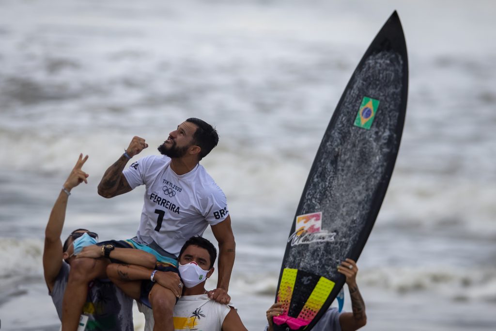 Italo Ferreira comemora a medalha de ouro nos Jogos Olímpicos de 2021 em Tóquio.