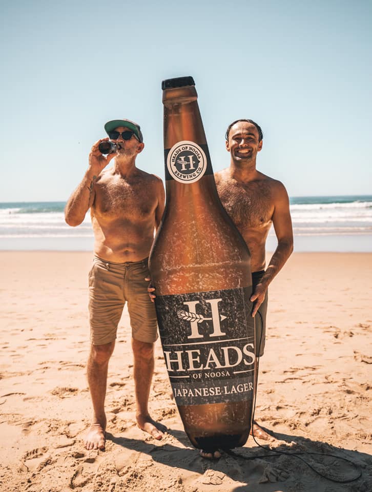 Pai e filho curtem uma breja na praia