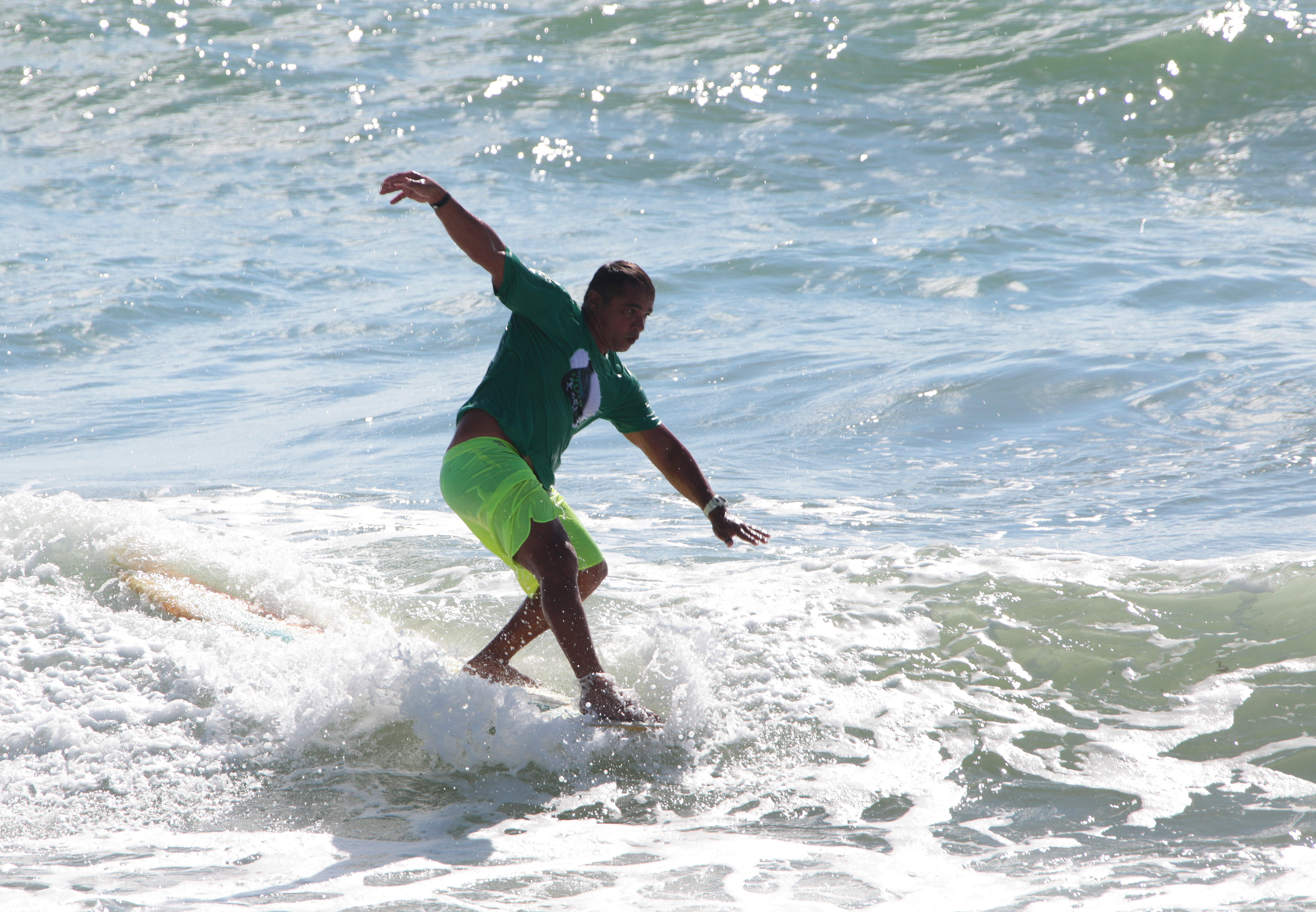 Nascimento, surfe de longboard