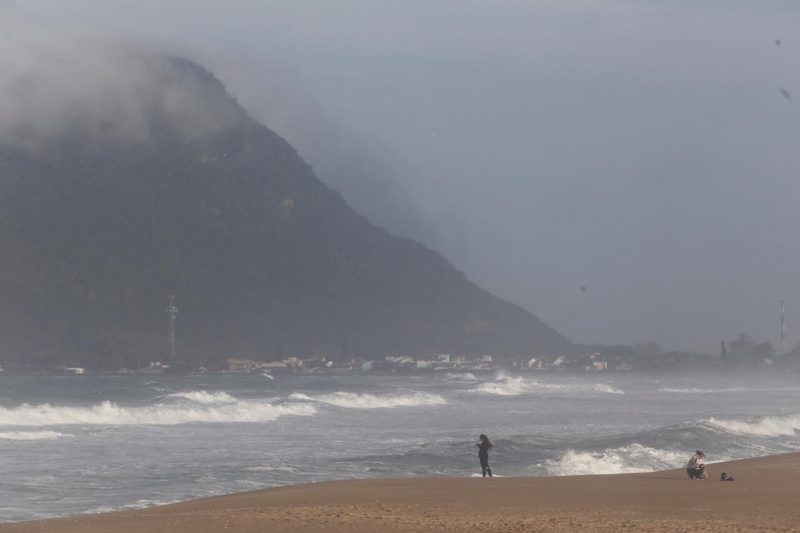 Praia da Armação deve contar com construção de molhe até novembro de 2022.