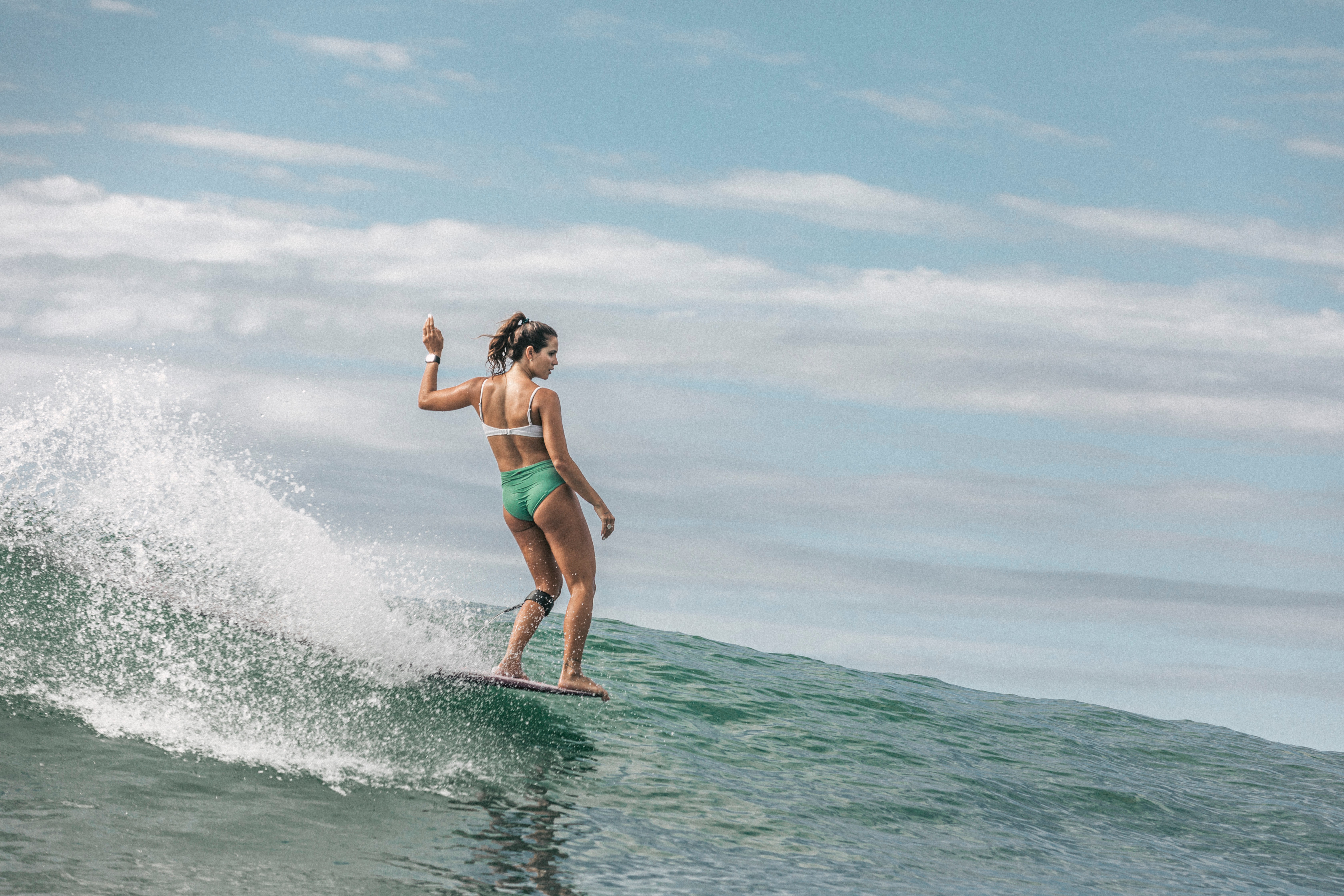 Chloé Calmon disputa duas etapas do mundial de longboard na Califórnia.