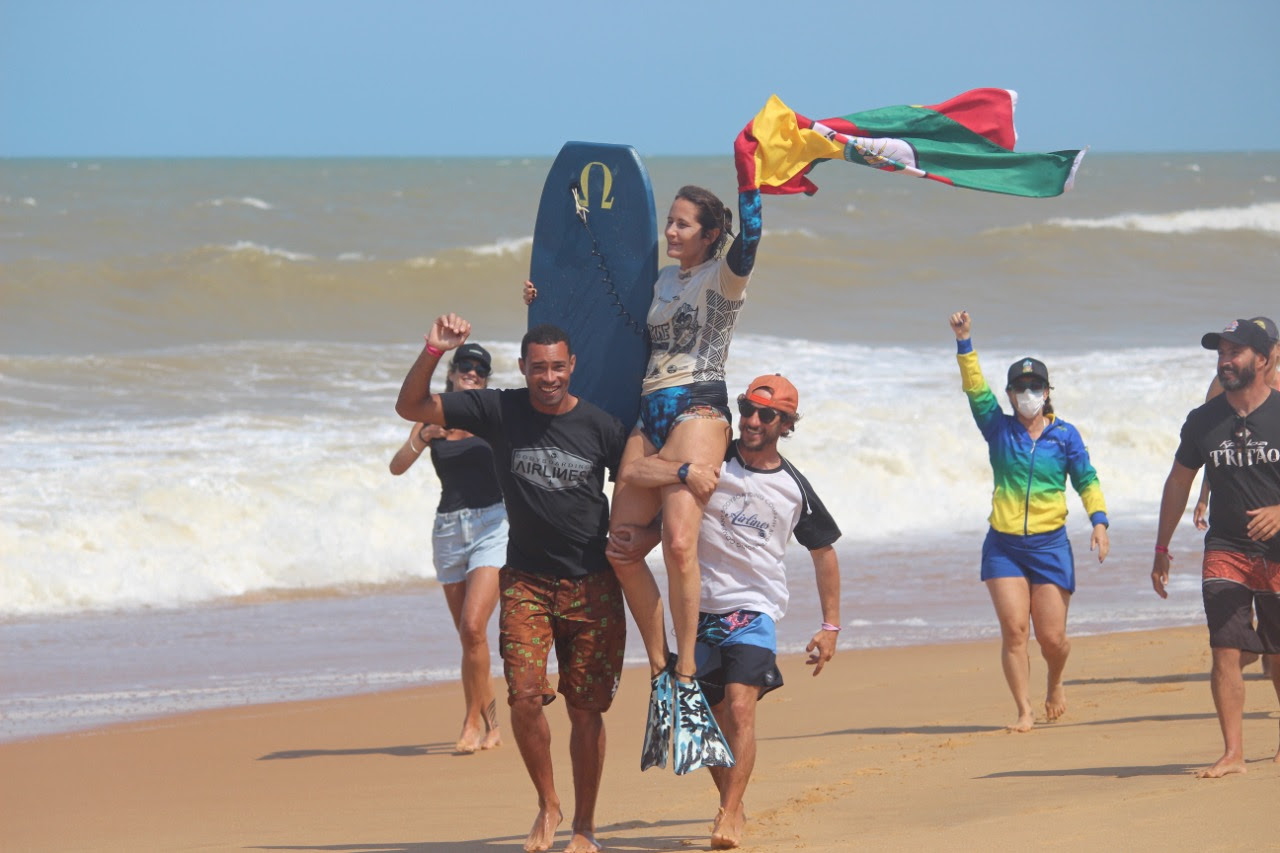 Joselani Amorim comemora o título na categoria Feminino em Barra do Jucu.