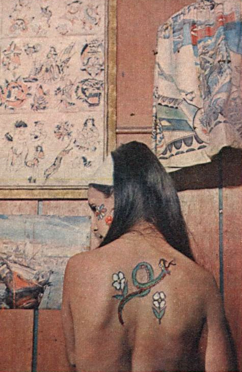 Lucky mostrou à reportagem como é feita uma tatuagem: “Primeiro o desenho é feito à lápis. Depois vem a máquina, a dor, e está tudo pronto.