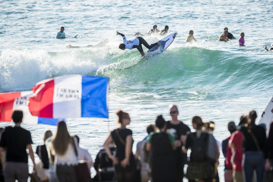 Jeremy Flores surfa na Expression Session em sua homenagem no Pro France 2021.