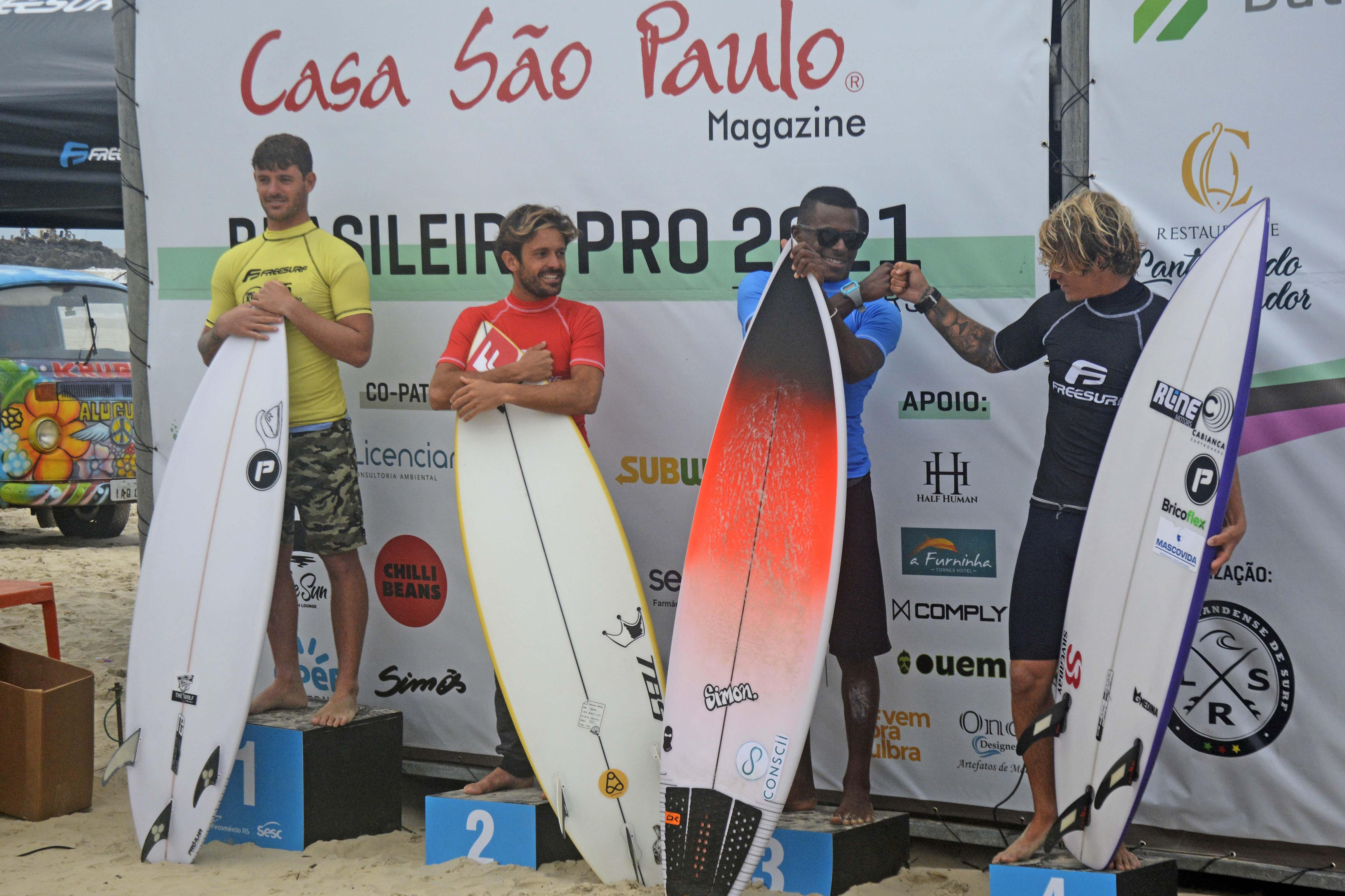 Pódio masculino da etapa gaúcha do Brasileiro de Surf 2021
