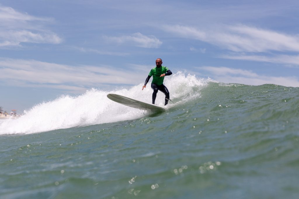Surfista na Praia de Itaúna