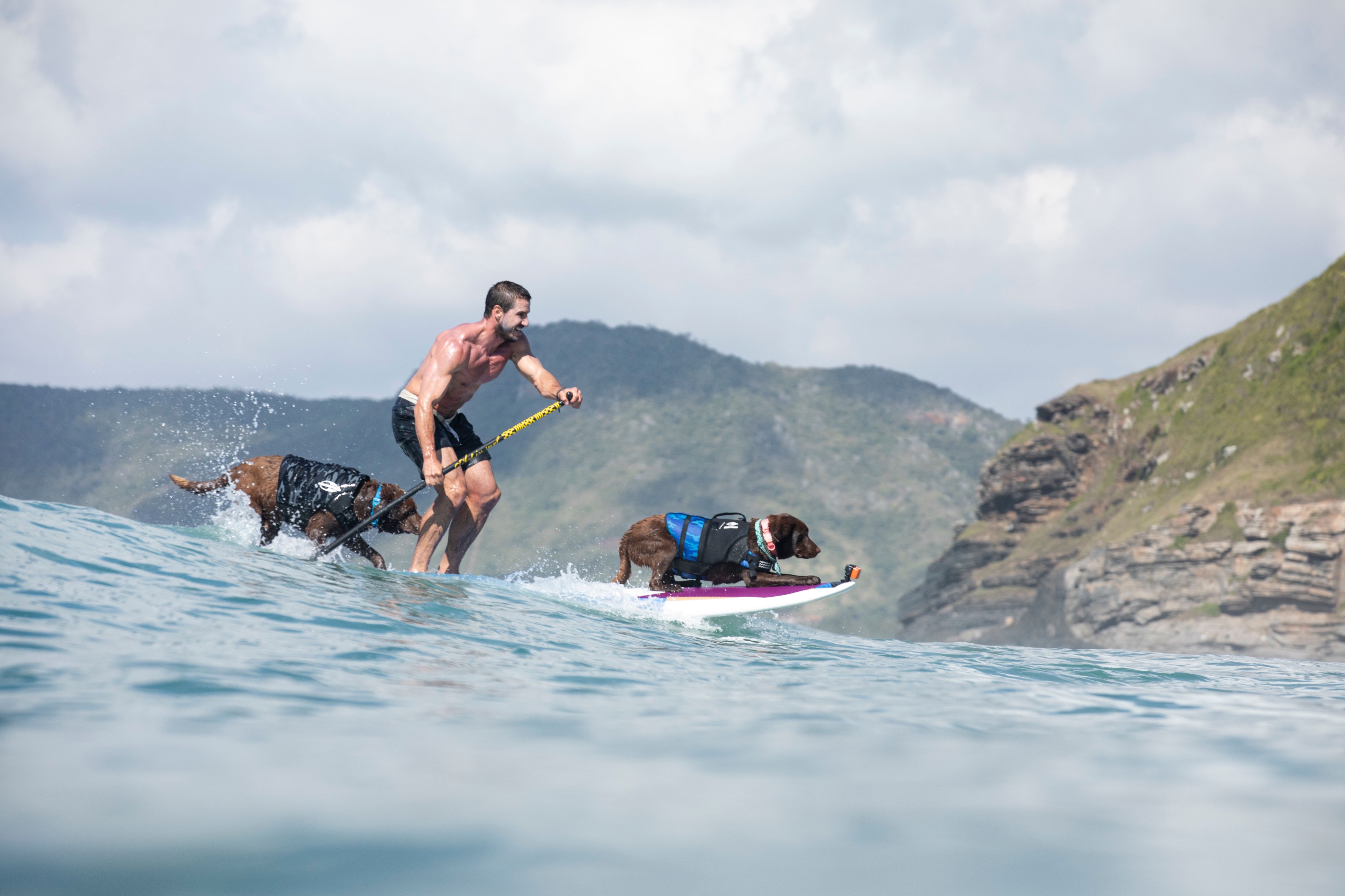 Bono, Cacau e Ivan surfando