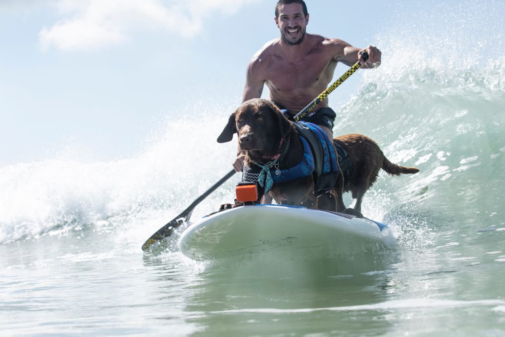 Cacau (frente), Ivan e Bono surfando