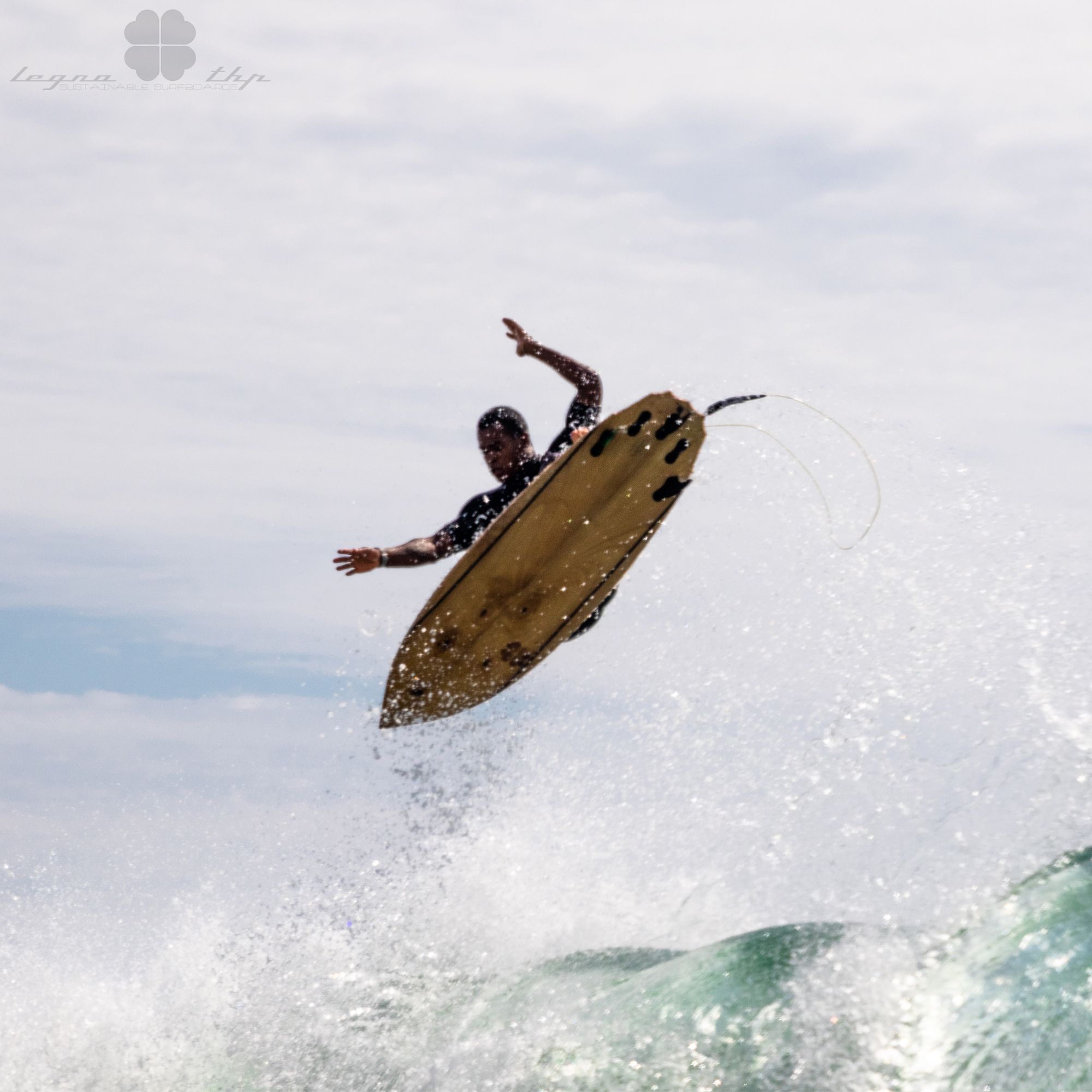 Surfista Fininho testa a leveza de uma prancha feita da madeira.