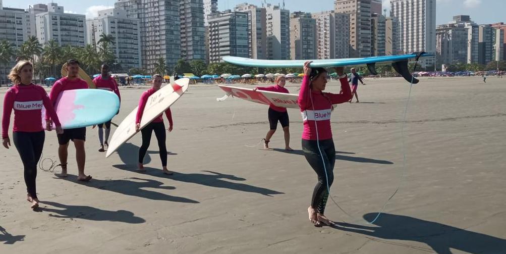 Escola Blue Med Bellas tem aulas de longboard para mulheres.