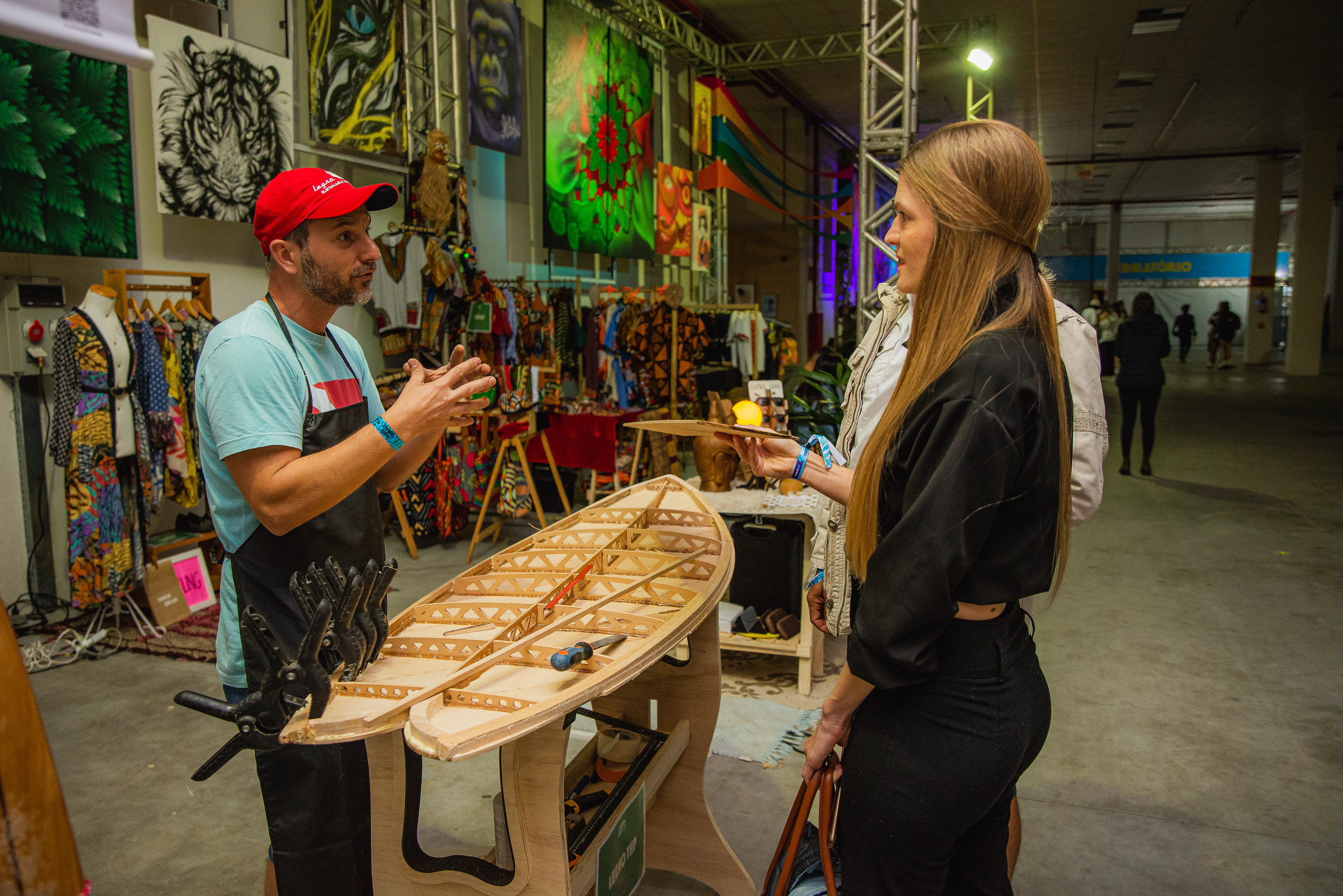 Prancha de madeira de Pawlonia construída durante o Floripa EcoFestival