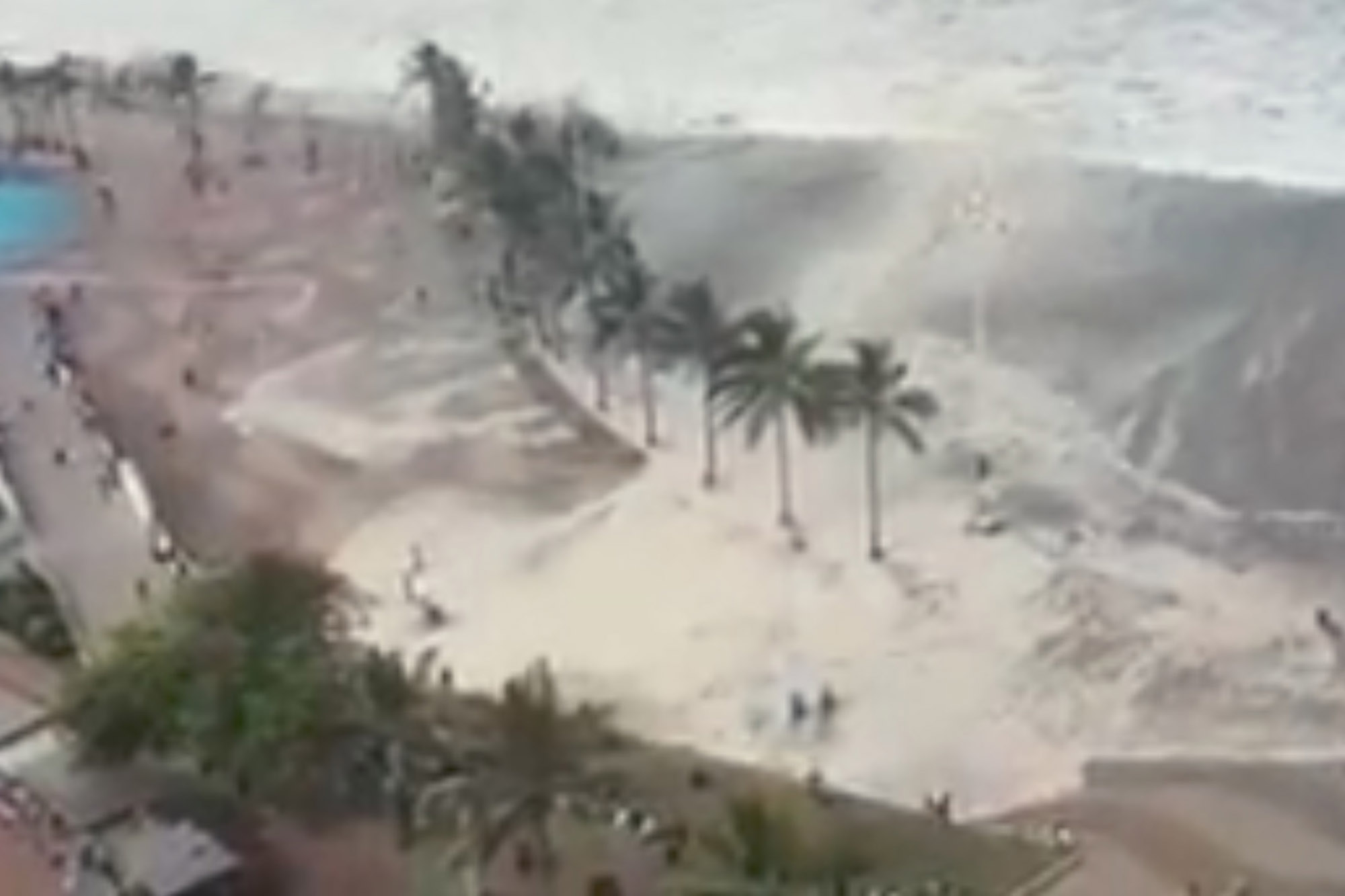 Onda atira as pessoas contra um pier e depois as arrasta para o mar