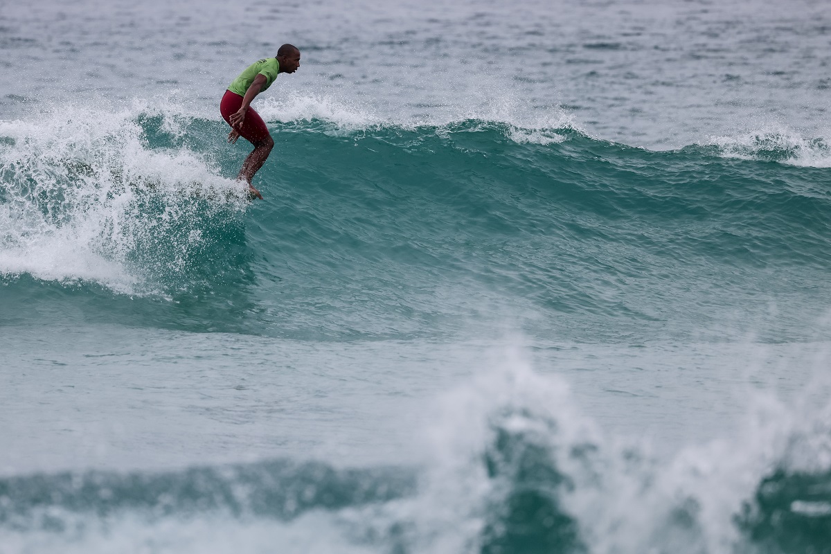 Jefson Silva manda um Hang Ten com estilo na Praia de Itaúna.