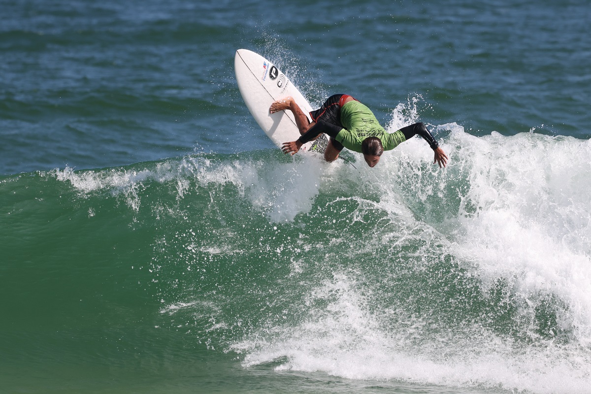 Murillo Coura vence duas baterias com as maiores pontuações do Pro Junior.