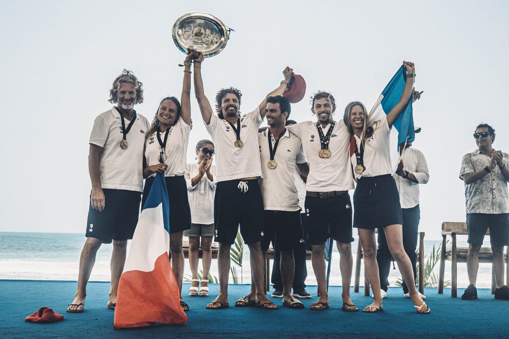 Seleção da França celebra o título por equipes do ISA World Longboard Championship 2023, El Sunzal, El Salvador