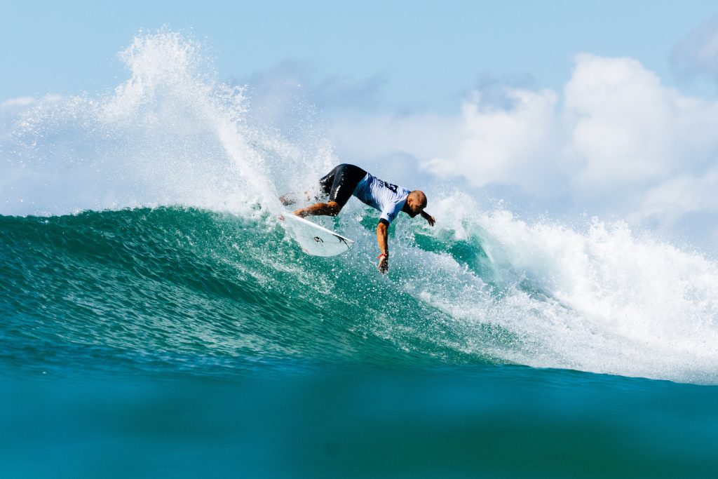 Com backside afiado mesmo voltando de lesão, Jadson André venceu mais uma bateria e está entre os 16 finalistas em Gold Coast