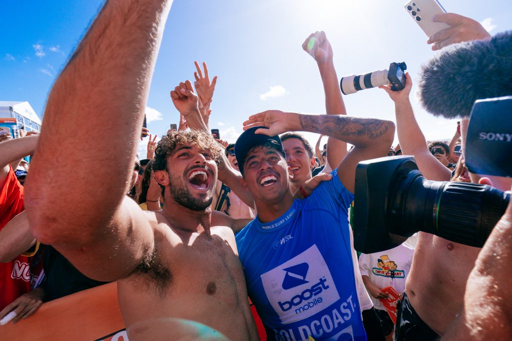 Samuel Pupo e João Chumbinho comemoram o título do Gold Coast Pro 2023, Snapper Rocks, Austrália