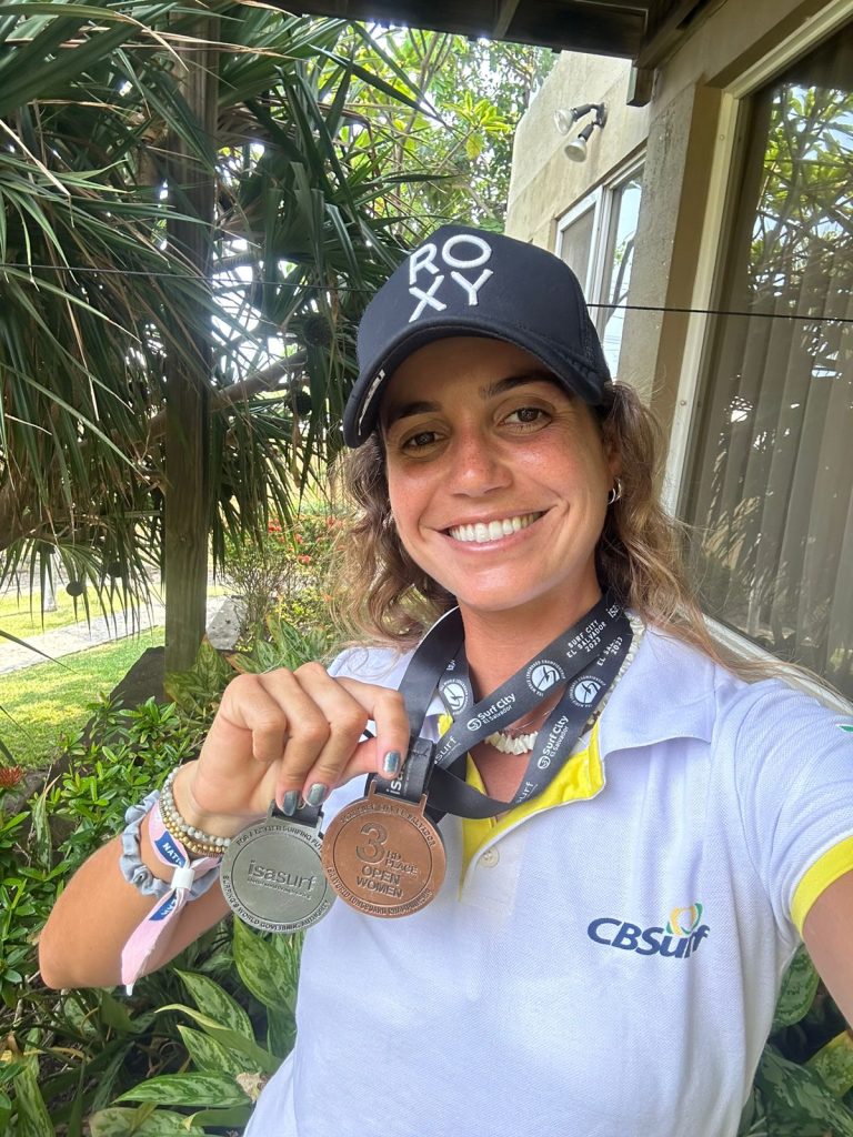 Chloé Calmon, com as medalhas de prata (equipe) e bronze (individual)I do SA World Longboard Championship 2023, El Sunzal, El Salvador