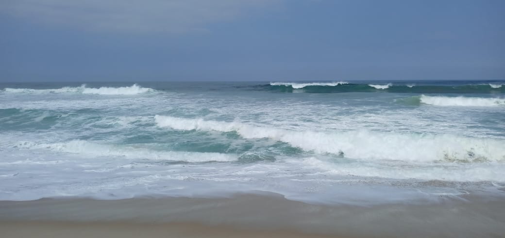 maré meteorológica bate no muro da Praia da Macumba.