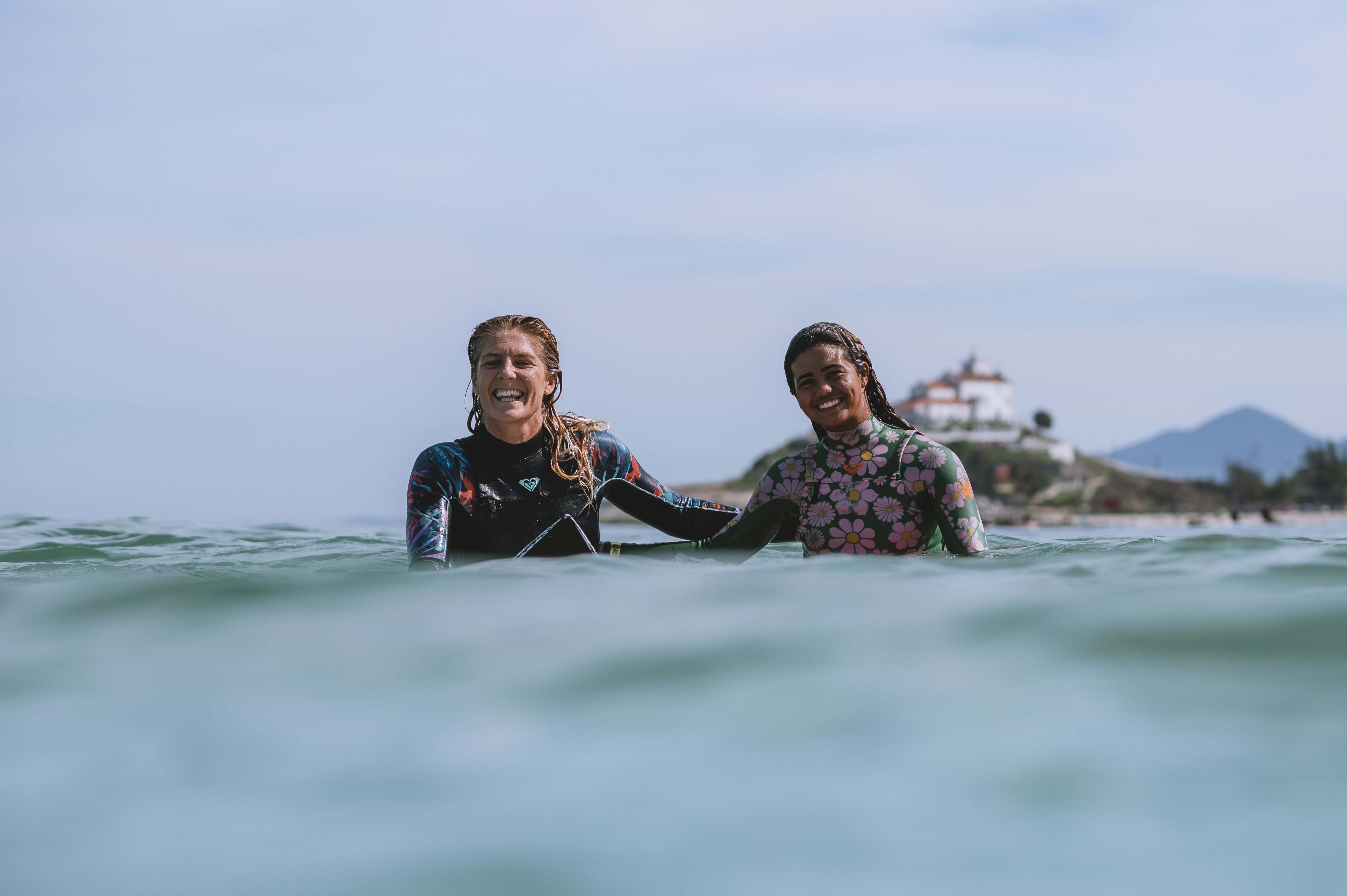 Stephanie Gilmore e Sarah Ozório na praia de Itaúna, Saquarema.