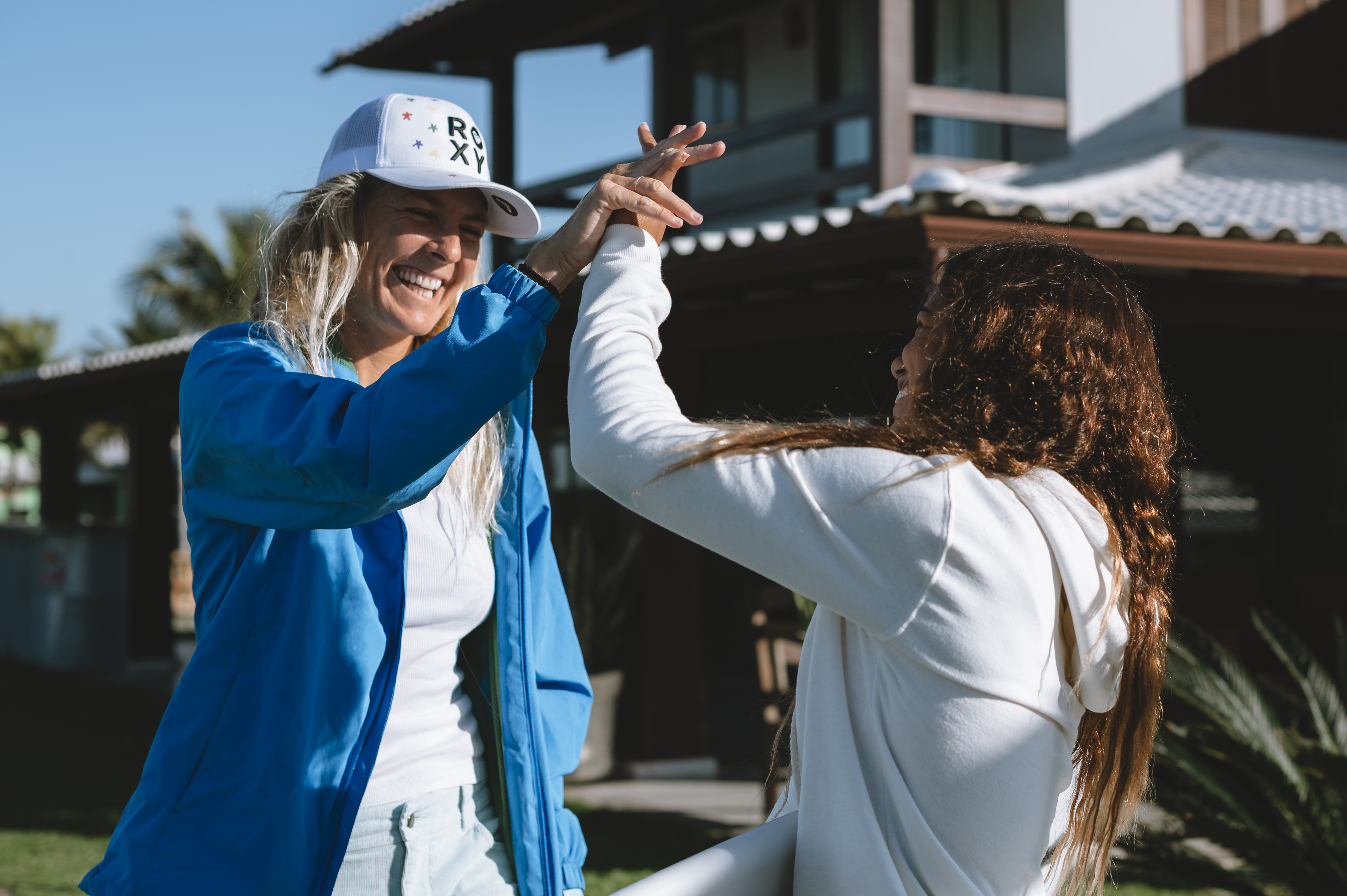 Sarah Ozório é premiada com uma sessão de surfe com Stephanie Gilmore.