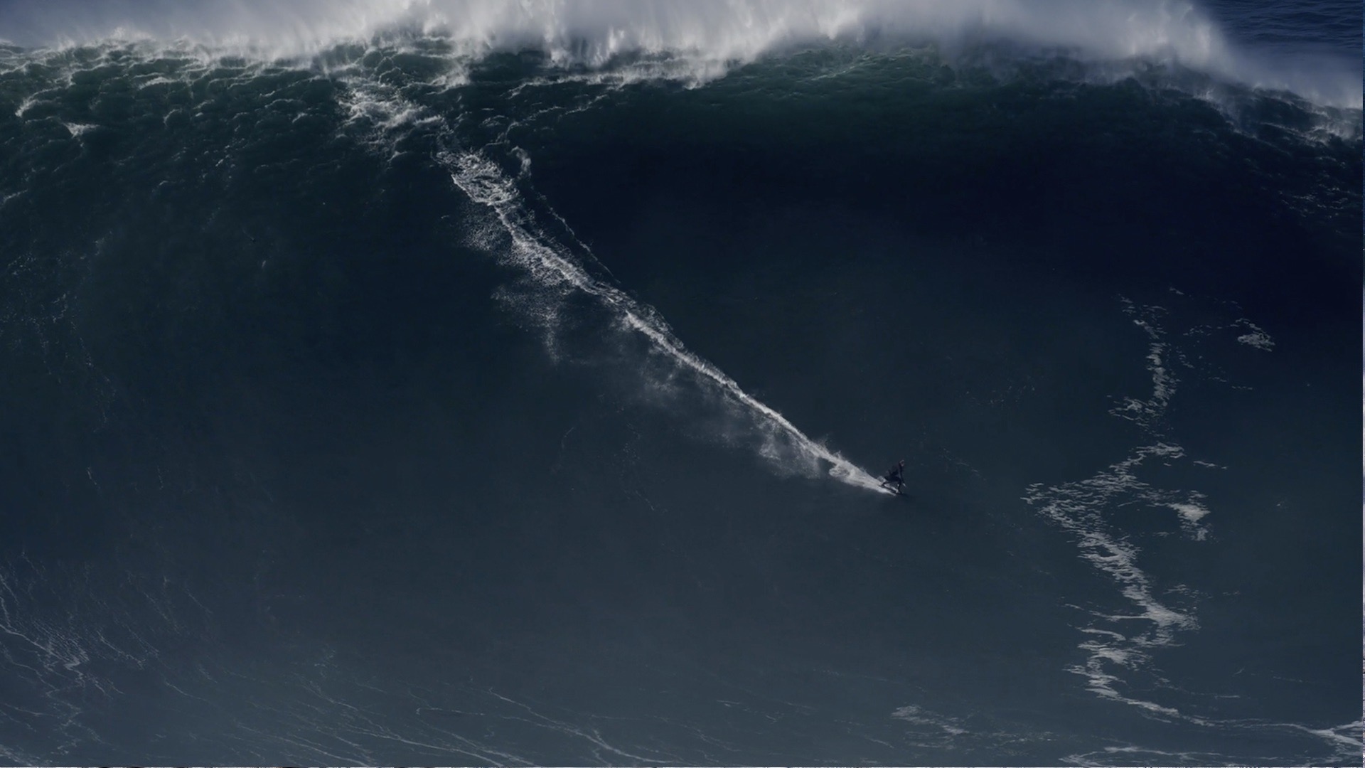 Sebastian Steudtner batendo o Recorde de Maior Onda já surfada até hoje em Nazaré - 29-10-2020.