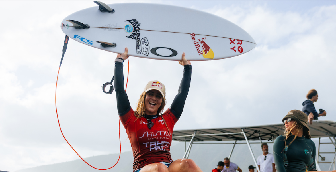 Caroline Marks vence no Tahiti e garante título para fábrica de pranchas Mayhem.