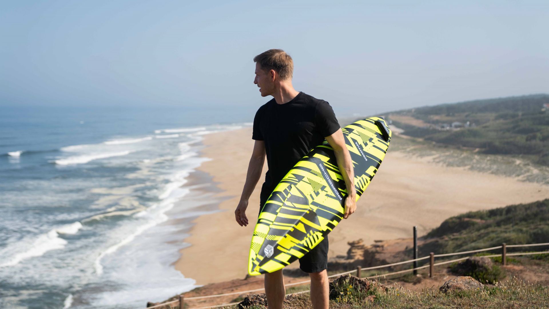 Sebastian Steudtner com a Prancha da Porsche em Nazaré, Portugal.