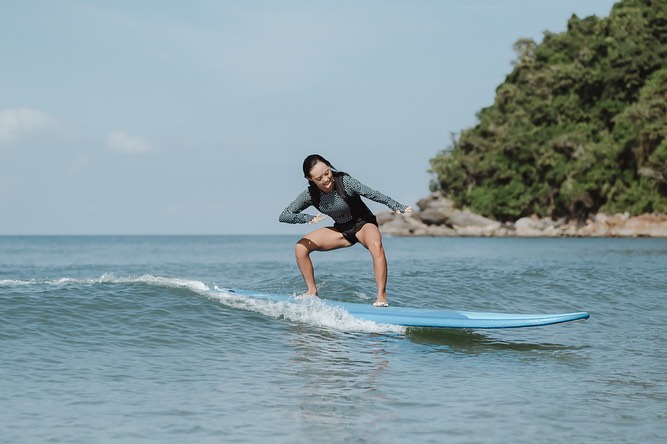 Jade se diverte no mar.