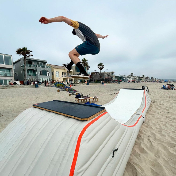 Rampa inflável montada na areia em San Diego, Califórnia.