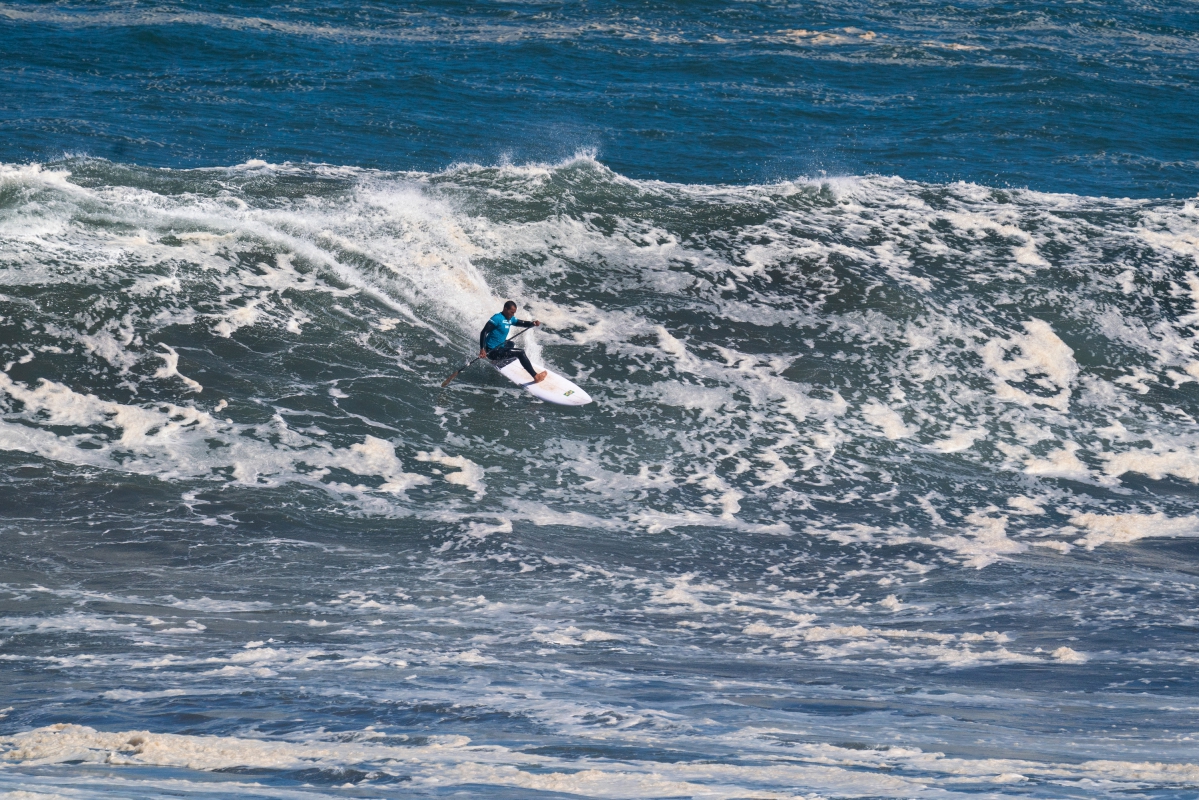 Luiz Diniz surfando uma bomba de responsa em Punta Lobos.