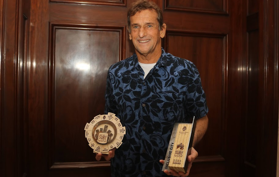 Cisco Aranã recebe troféu da premiação em Viana do Castelo, Portugal.