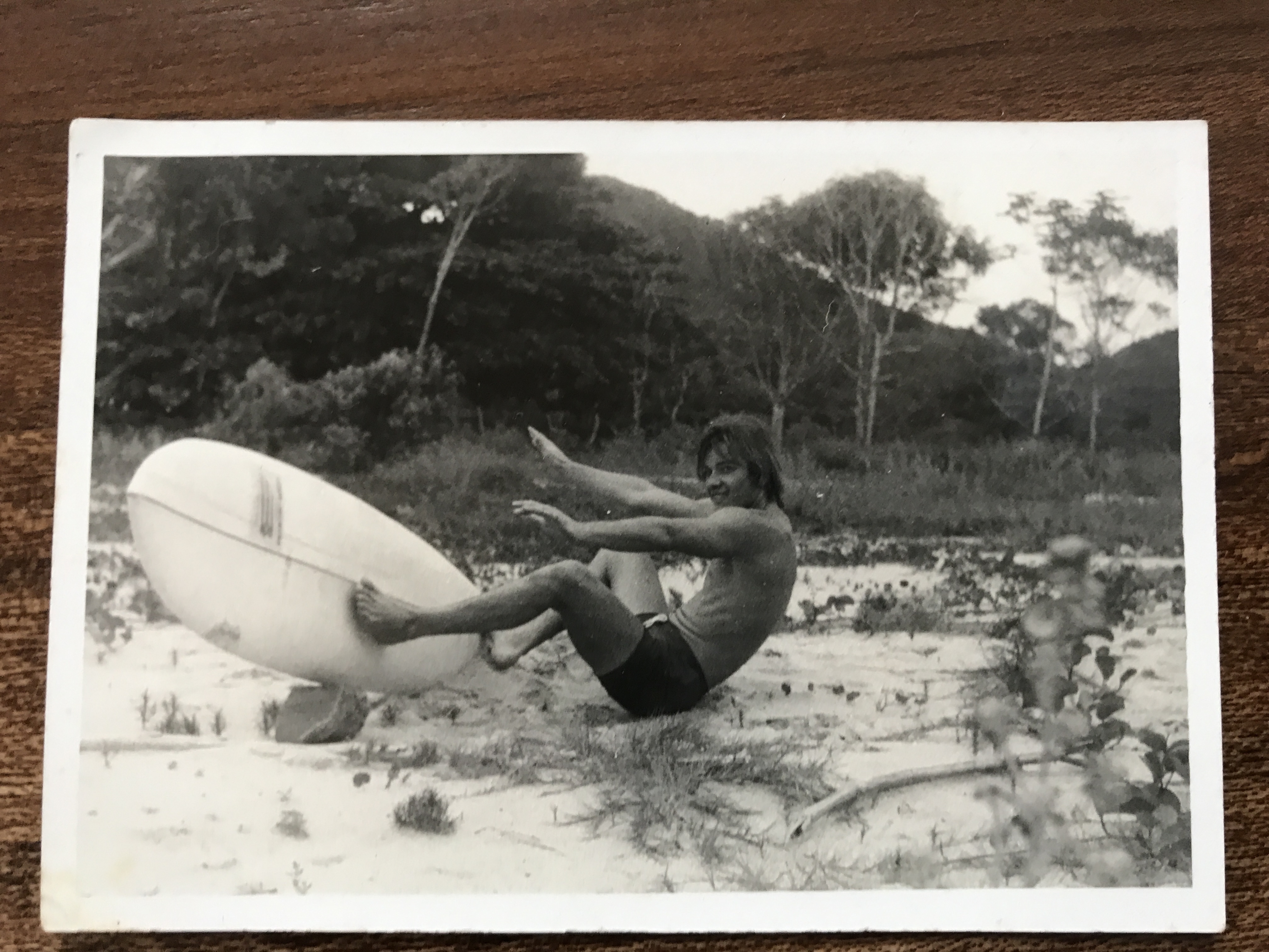 Eduardo "Cocó" Faggiano nos anos 70. Lenda do surfe santista está em tratamento contra o câncer. Saiba como participar de campanha em benefício do surfista.