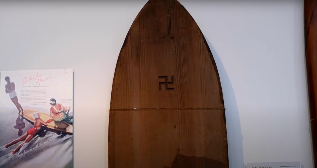 A suástica com conotação viking em uma prancha.