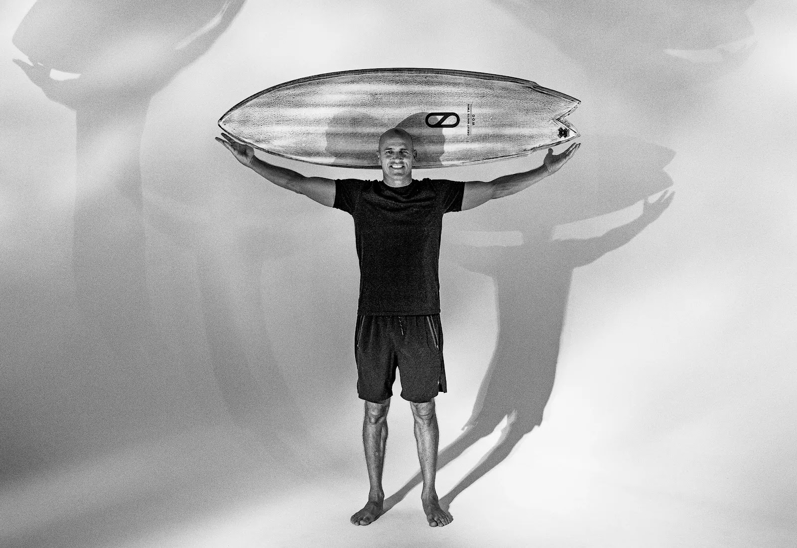 Kelly exibe a Firewire Great White Twin.
